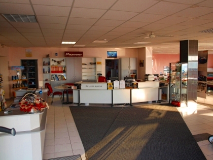 Interiér autosalonu Honda v Roudnici nad Labem Interiér autosalonu Honda v Roudnici nad Labem