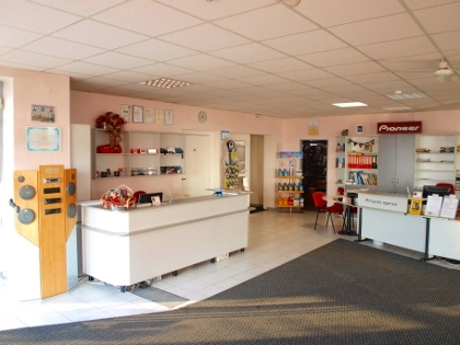 Interiér autosalonu Honda v Roudnici nad Labem Interiér autosalonu Honda v Roudnici nad Labem